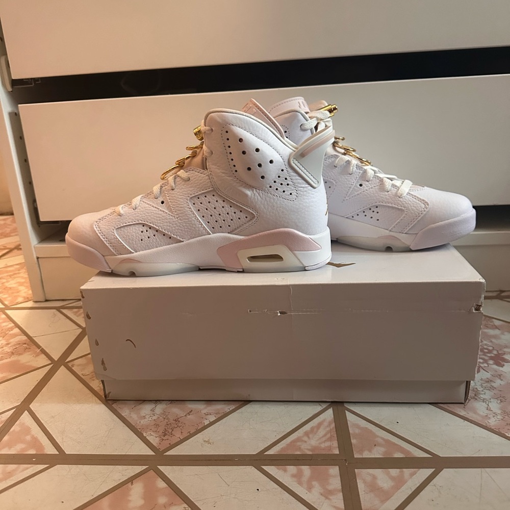 Nike Women's Sneakers - White and Gold
